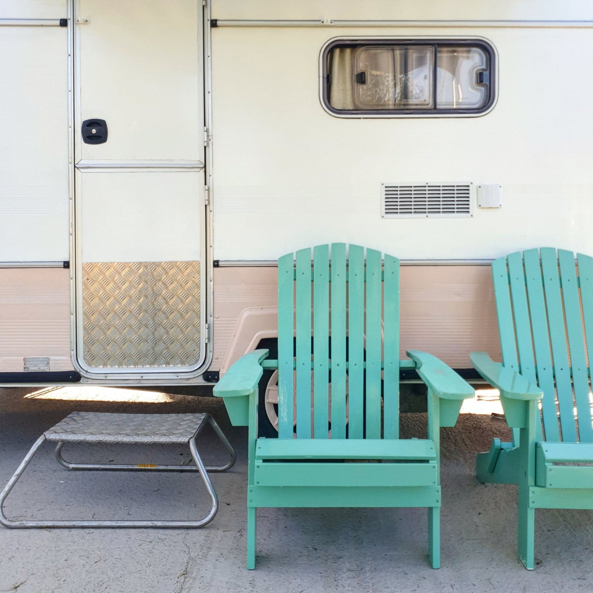 Beverly-Thrills-outside-lounge-chairs.jpg
