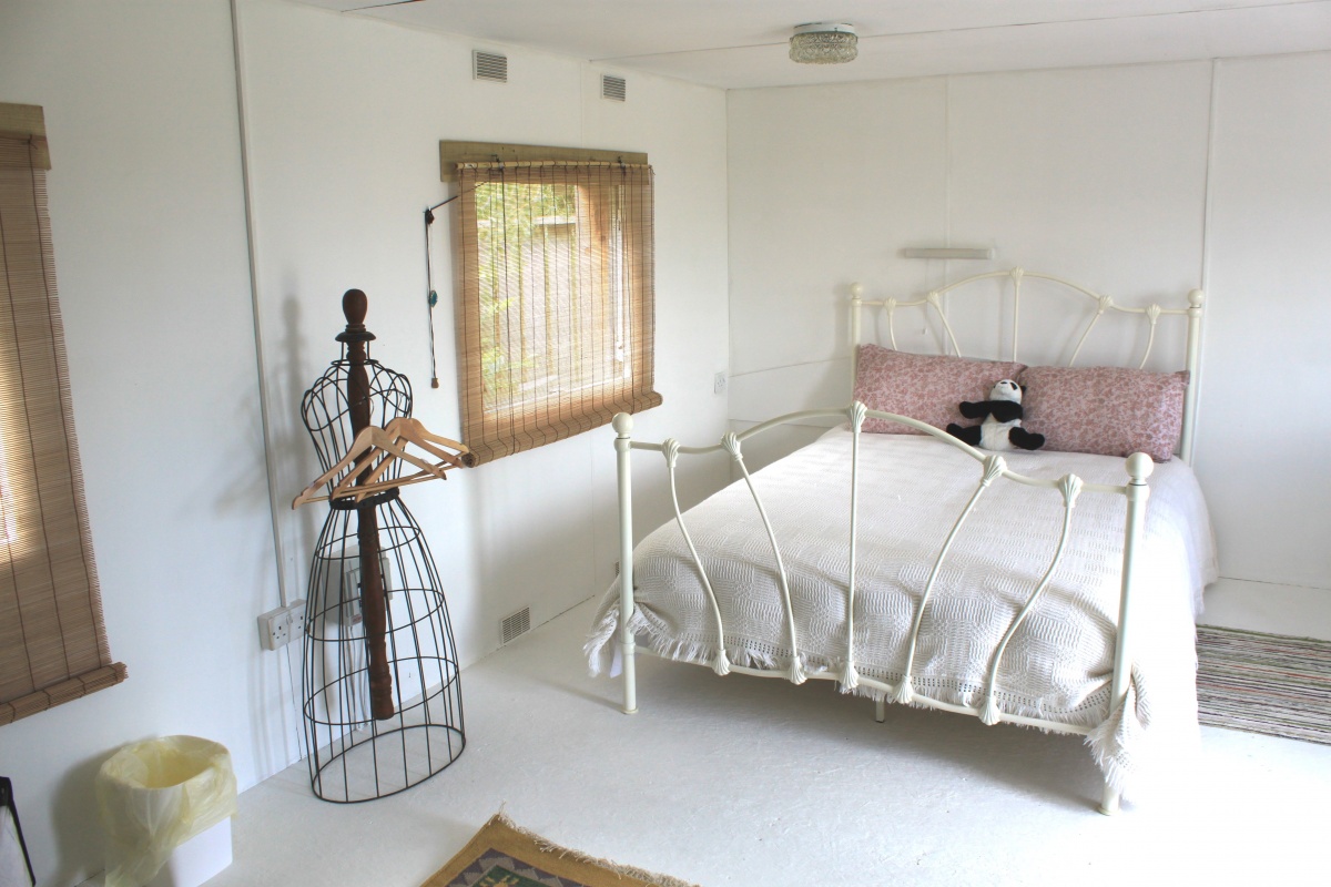 Mannakin-cabin-bedroom.jpg