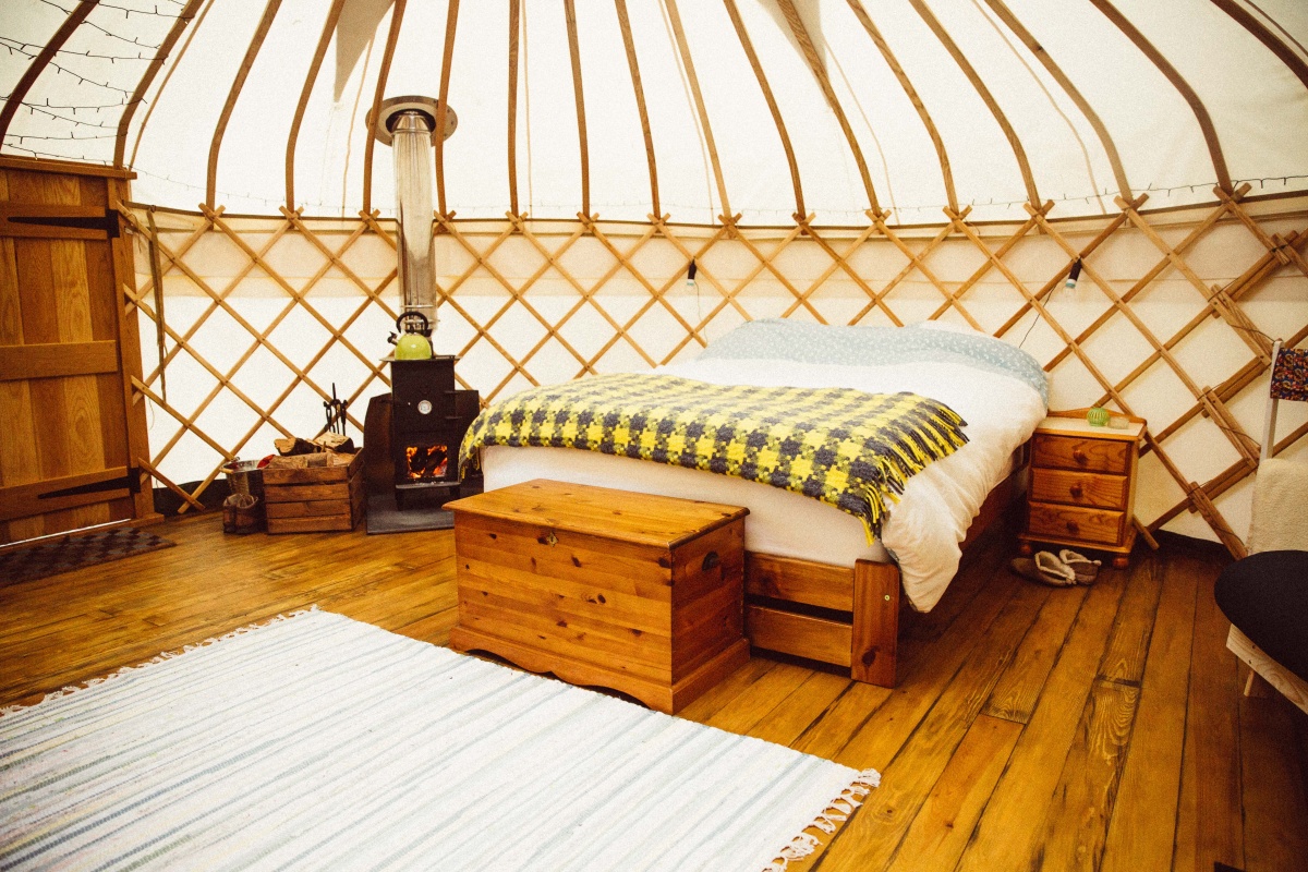 Round-the-Woods-double-bed.jpg