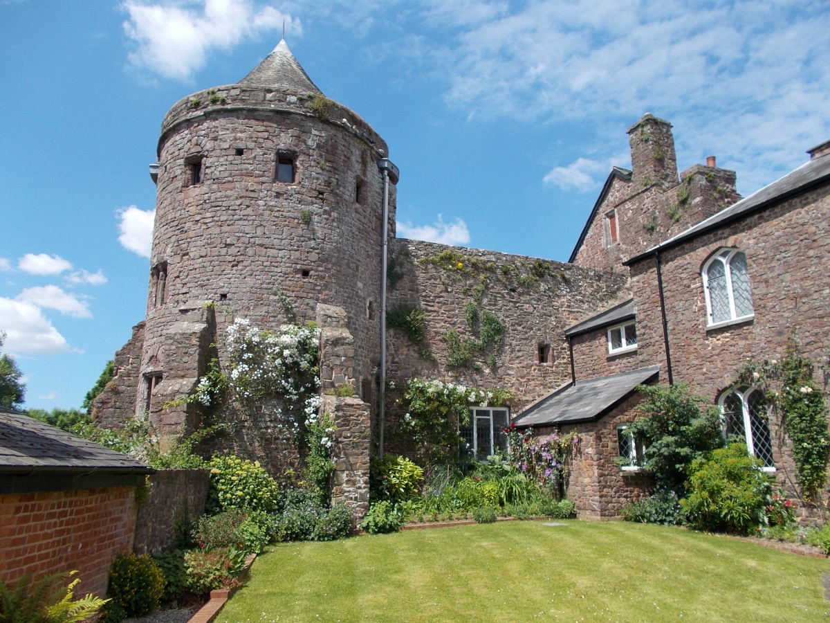 Tiverton-Castle-Castle-Barton-Round-Tower.jpg