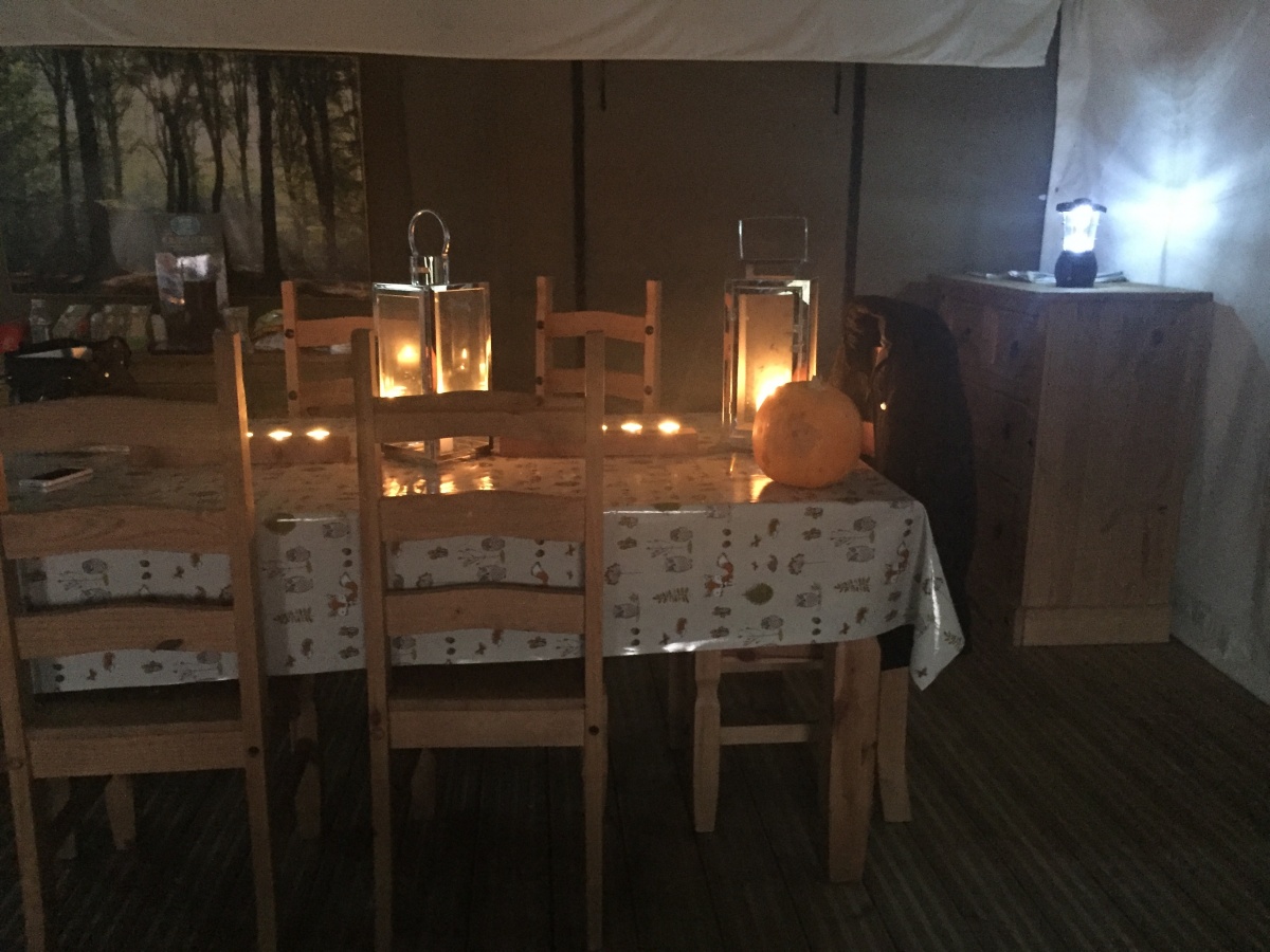 Blog-Lantern-candlelit-table.jpg