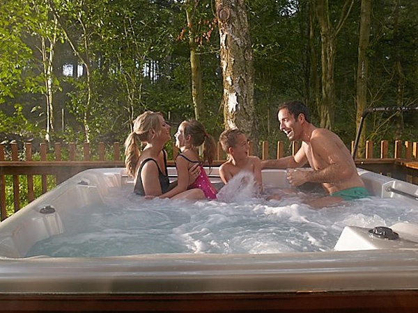 forest-holidays-cropton-family-hot-tub.jpg